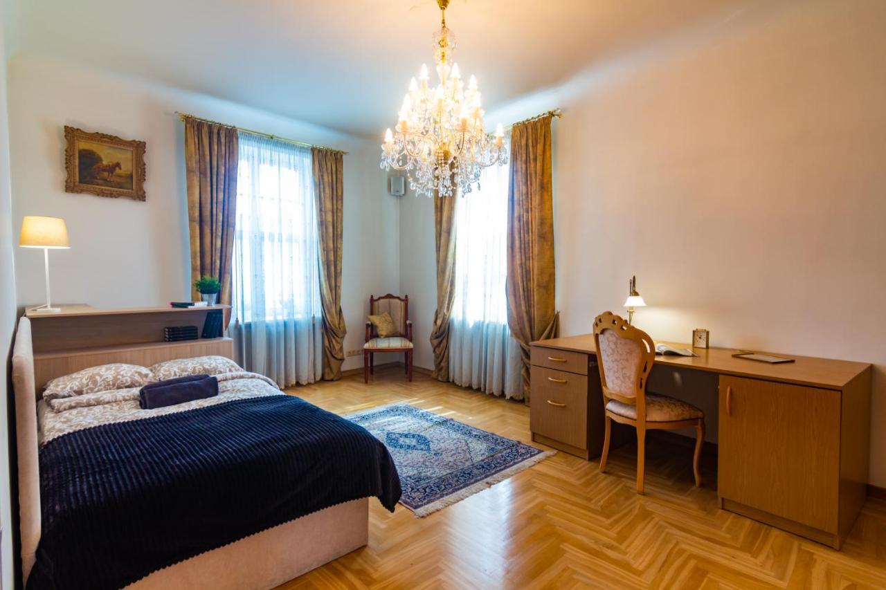 Classic Style Apartment In The Center Of Riga Luaran gambar