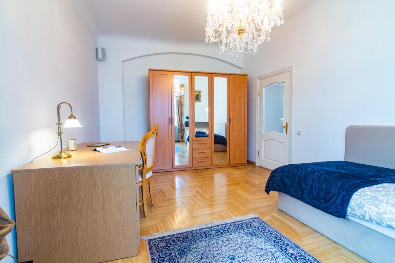 Classic Style Apartment In The Center Of Riga Luaran gambar