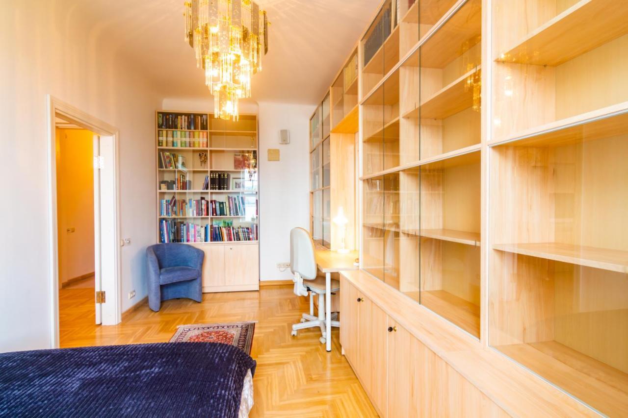 Classic Style Apartment In The Center Of Riga Luaran gambar