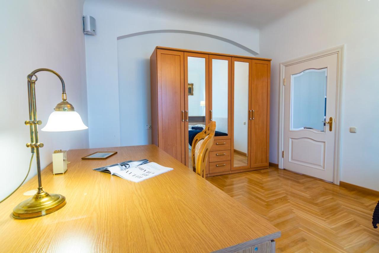 Classic Style Apartment In The Center Of Riga Luaran gambar