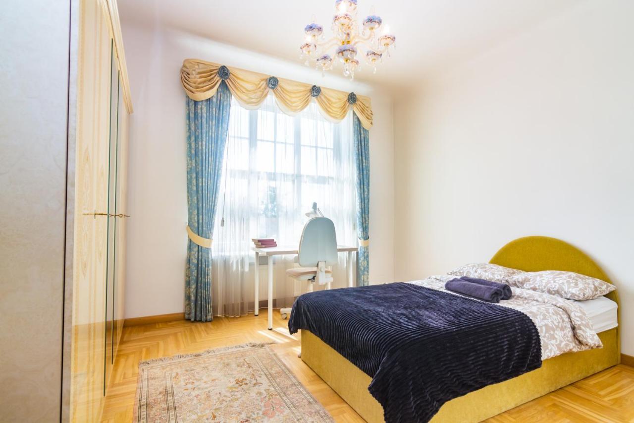Classic Style Apartment In The Center Of Riga Luaran gambar
