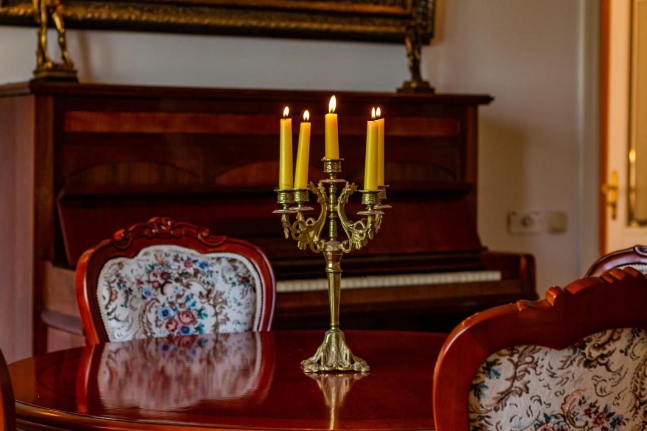Classic Style Apartment In The Center Of Riga Luaran gambar