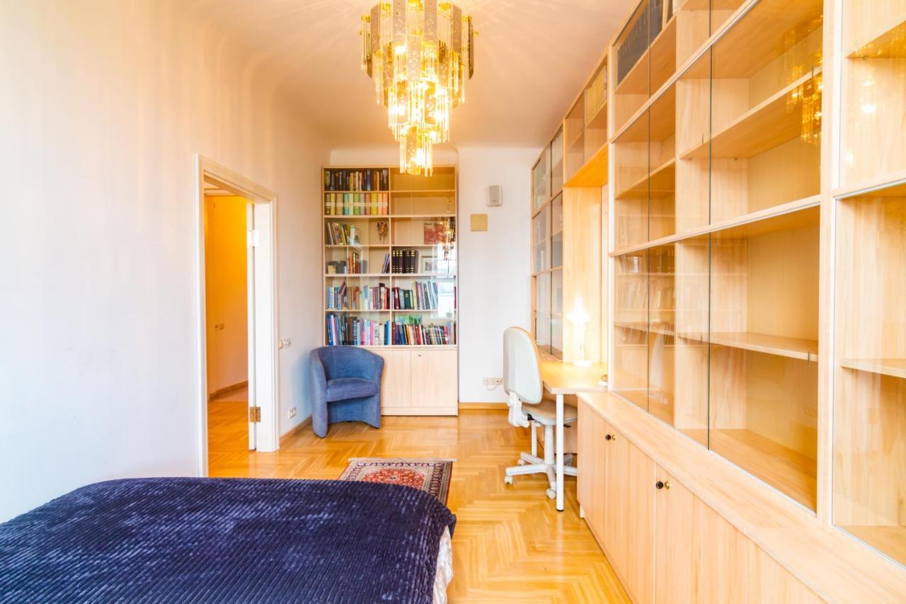 Classic Style Apartment In The Center Of Riga Luaran gambar