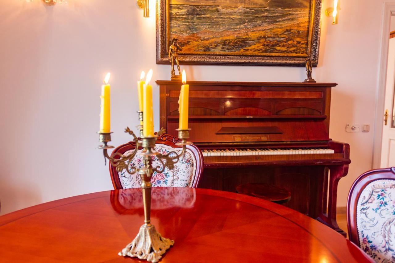 Classic Style Apartment In The Center Of Riga Luaran gambar