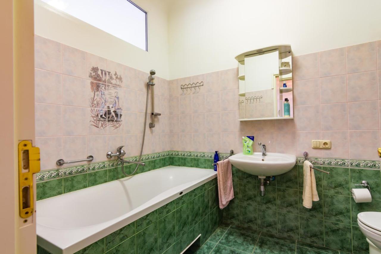 Classic Style Apartment In The Center Of Riga Luaran gambar