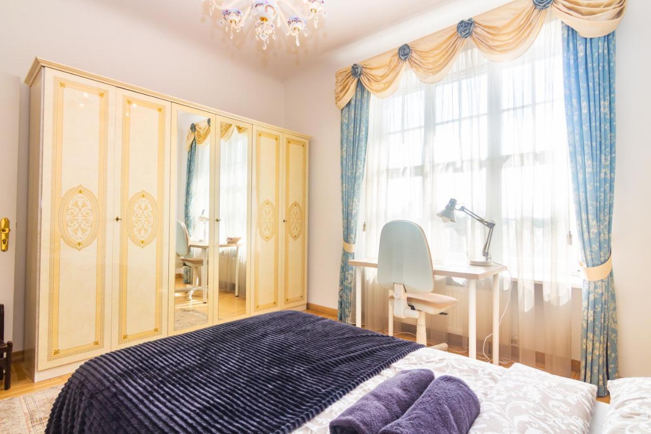 Classic Style Apartment In The Center Of Riga Luaran gambar