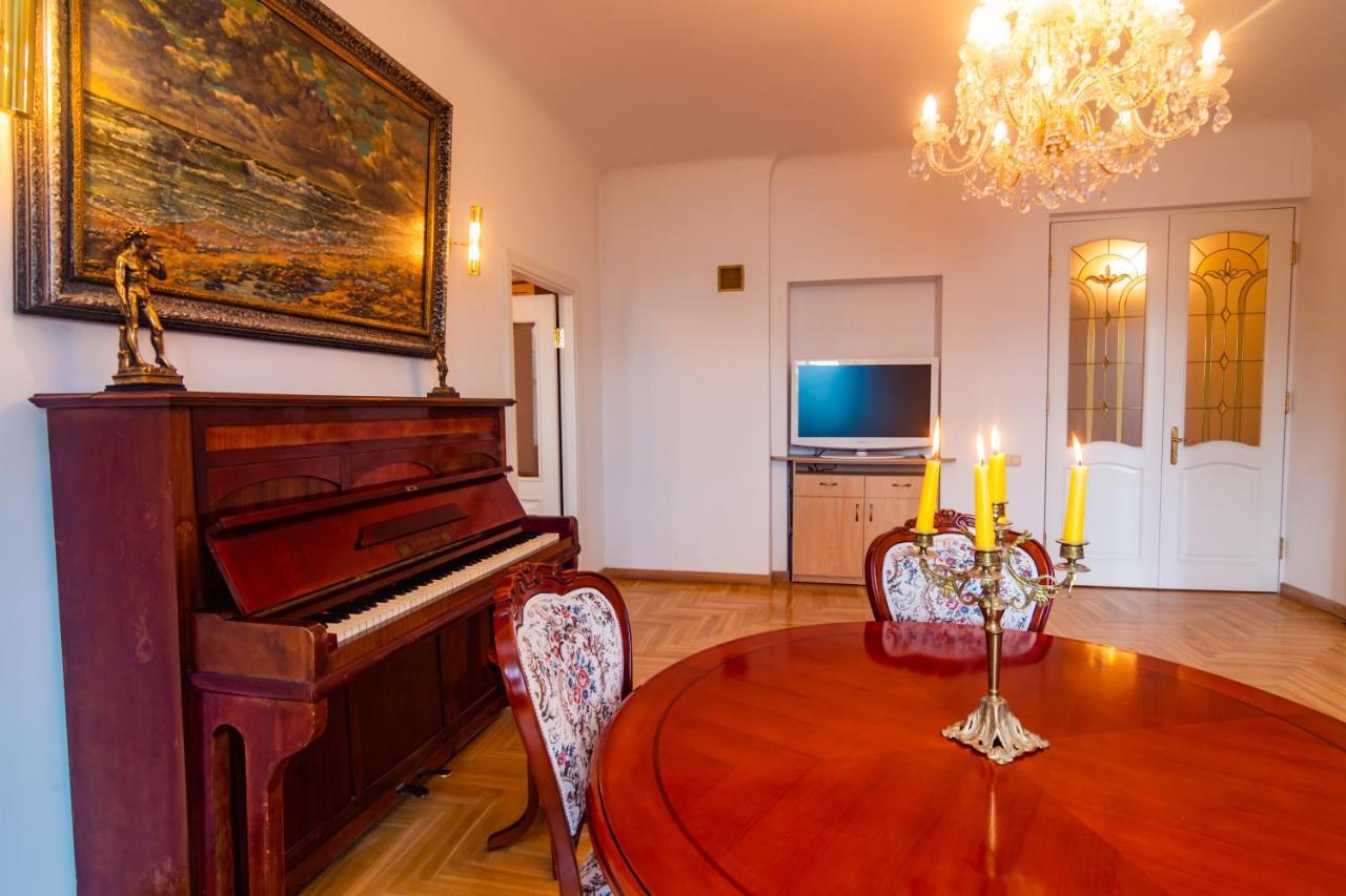 Classic Style Apartment In The Center Of Riga Luaran gambar