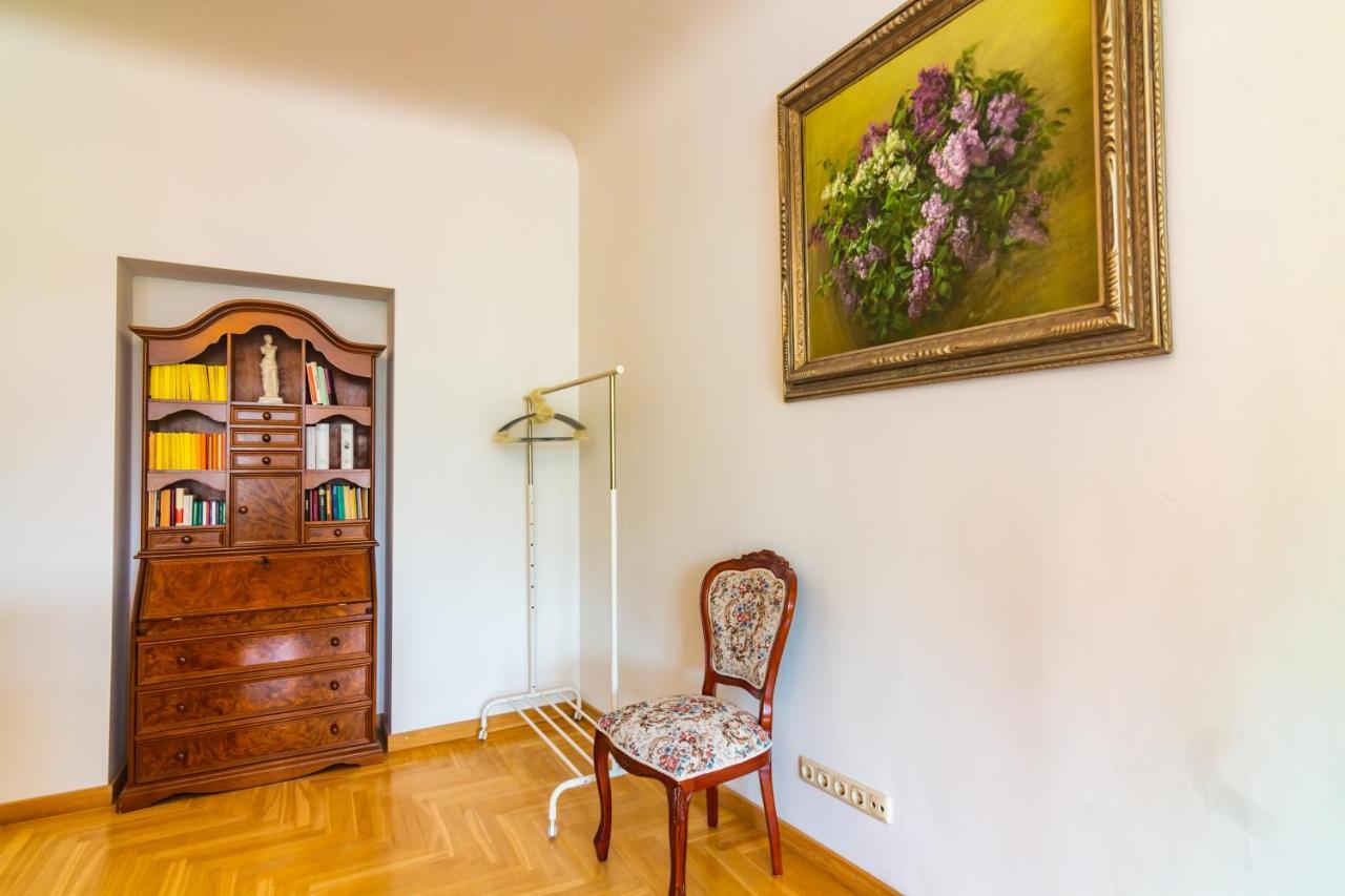 Classic Style Apartment In The Center Of Riga Luaran gambar