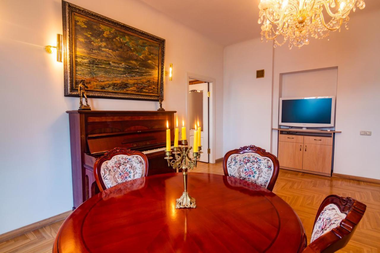 Classic Style Apartment In The Center Of Riga Luaran gambar