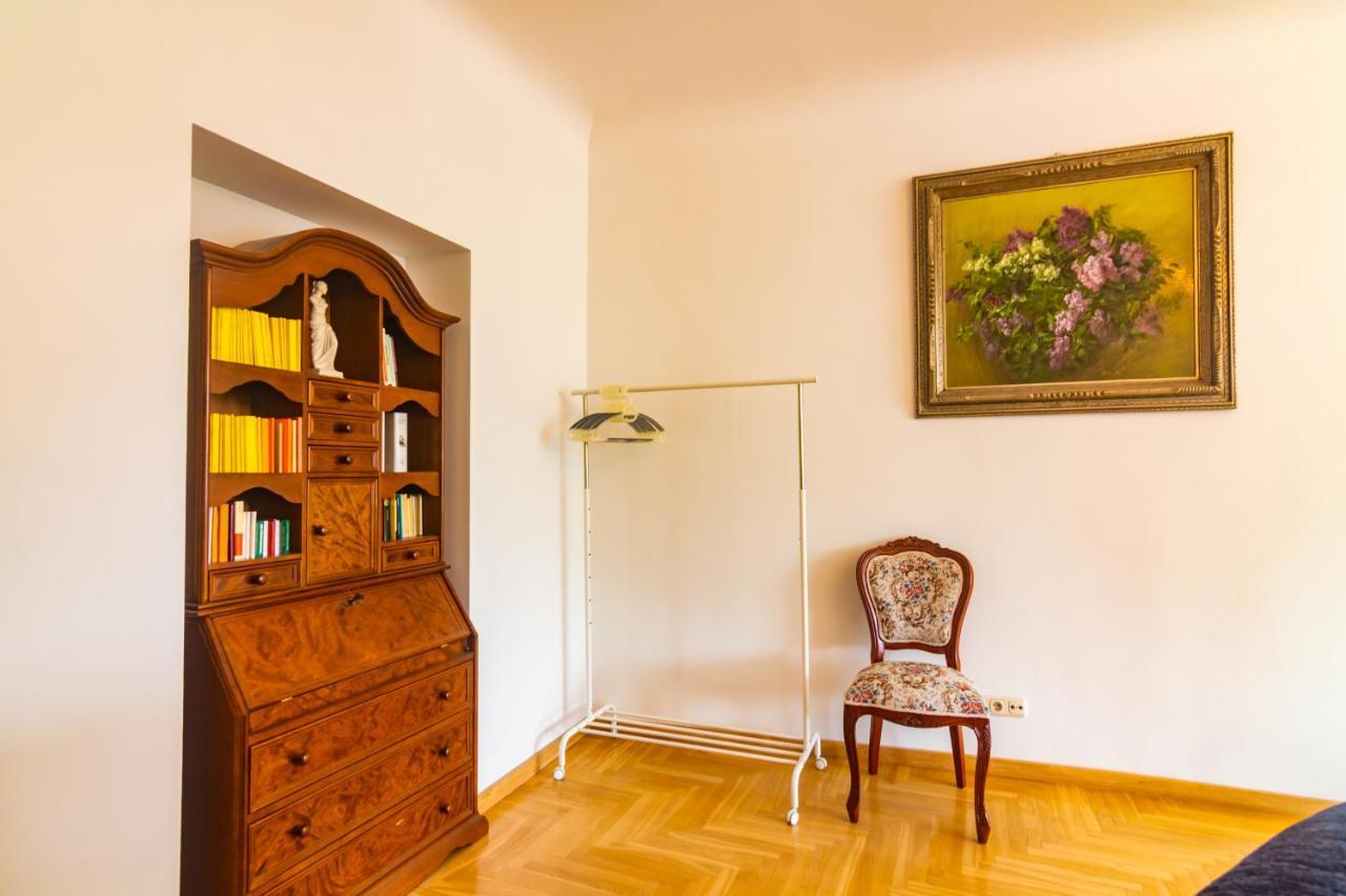 Classic Style Apartment In The Center Of Riga Luaran gambar