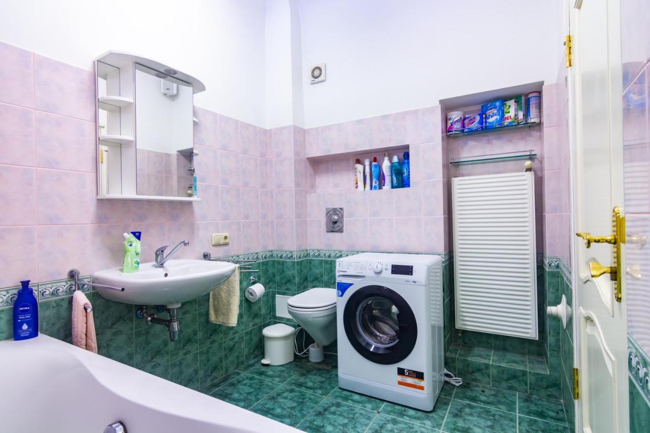 Classic Style Apartment In The Center Of Riga Luaran gambar